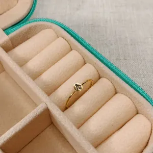 ANEL CHAPINHA COM NOSSA SENHORA. BANHADO A OURO 18K.