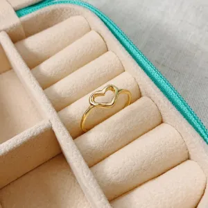 ANEL COM CORAÇÃO VAZADO. BANHADO A OURO 18K.