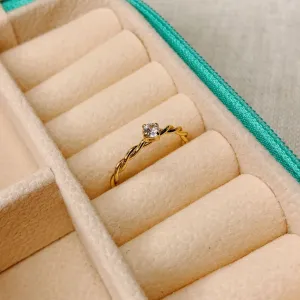 ANEL SOLITÁRIO COM ARO TORCIDO. BANHADO A OURO 18K.