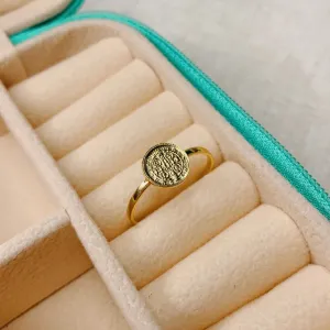 ANEL COM MEDALHA DE SÃO BENTO. BANHADO A OURO 18K.