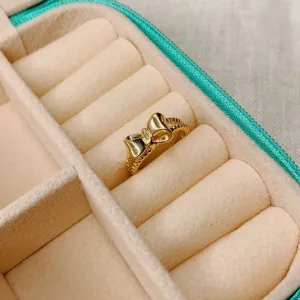 ANEL LACINHO COM FIO DUPLO TORCIDO. BANHADO A OURO 18K.