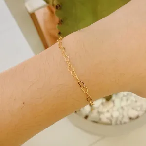 PULSEIRA COM ELOS DE CORAÇÃO. 17CM DE COMPRIMENTO E 3CM DE REGULAGEM. BANHADA A OURO 18K.