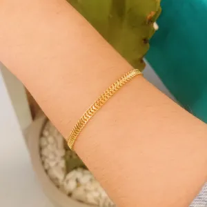 PULSEIRA MALHA TRABALHADA. 20,5CM DE COMPRIMENTO E 5CM DE REGULAGEM. BANHADA A OURO 18K.