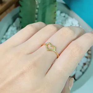 ANEL COM CORAÇÃO VAZADO. BANHADO A OURO 18K.