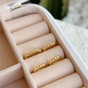 BRINCO ARGOLA DE BOLINHAS. TAMANHO M. BANHADO A OURO 18K.