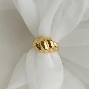 ANEL REGULÁVEL CROISSANT GRANDE. TAMANHO 16. BANHADO A OURO 18K.