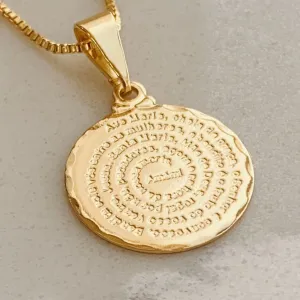 COLAR COM MEDALHA DE AVE MARIA. 45CM DE COMPRIMENTO E 5CM DE REGULAGEM. BANHADO A OURO 18K.