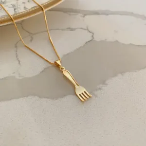 COLAR COM PINGENTE DE GARFINHO. 45CM DE COMPRIMENTO E 5CM DE REGULAGEM. BANHADO A OURO 18K.