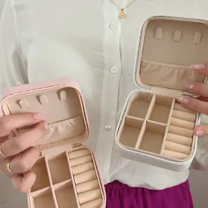 MINI PORTA JOIAS PORTÁTIL PARA VIAGEM NA COR OFF WHITE.