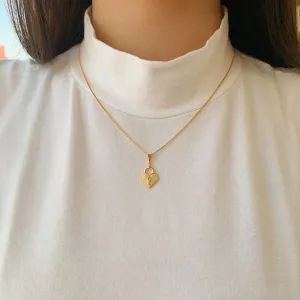 COLAR COM PINGENTE DE CADEADO EM FORMATO DE CORAÇÃO. 45CM DE COMPRIMENTO E 5CM DE REGULAGEM. BANHADO A OURO 18K.