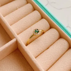 ANEL PEDRA ESMERALDA COM BORDA CRAVEJADA. BANHADO A OURO 18K.