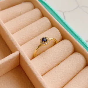 ANEL PEDRA AZUL COM BORDA CRAVEJADA. BANHADO A OURO 18K.