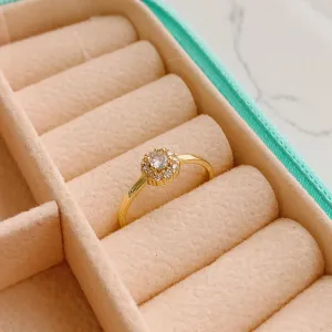 ANEL PEDRA CRISTAL COM BORDA CRAVEJADA. BANHADO A OURO 18K.