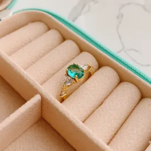ANEL PEDRA OVAL TURMALINA COM ZIRCÔNIAS BRANCAS. BANHADO A OURO 18K.