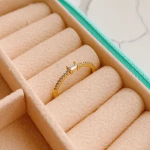 ANEL COM ZIRCÔNIA NAVETE E MEIO ARO CRAVEJADO. BANHADO A OURO 18K.