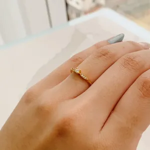 ANEL SOLITARIO COM ZIRCÔNIAS NAS LATERAIS. BANHADO A OURO 18K.