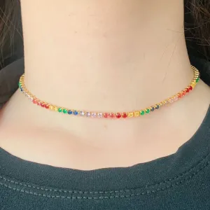CHOKER RIVIEIRA COLORIDA. 35CM DE COMPRIMENTO E 5CM DE REGULAGEM. BANHADO A OURO 18K.