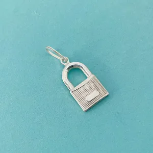 COLAR COM PINGENTE DE CADEADO. 45CM DE COMPRIMENTO. EM PRATA 925.