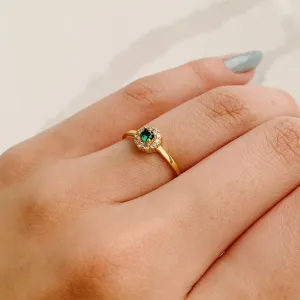 ANEL PEDRA ESMERALDA COM BORDA CRAVEJADA. BANHADO A OURO 18K.