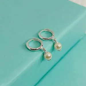 BRINCO ARGOLA COM PINGENTE DE PÉROLA. EM PRATA 925.