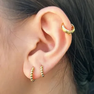 BRINCO ARGOLA DE BOLINHAS. TAMANHO M. BANHADO A OURO 18K.