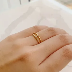 ANEL FIO DUPLO COM 4 ZIRCÔNIAS. BANHADO A OURO 18K.
