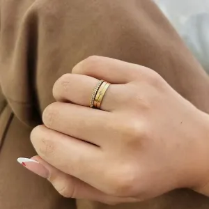 ANEL MEIA ALIANÇA CLÁSSICA. BANHADO A OURO 18K.