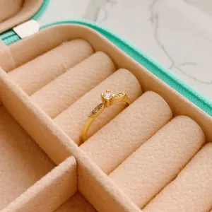 ANEL SOLITARIO COM ZIRCÔNIAS NAS LATERAIS. BANHADO A OURO 18K.