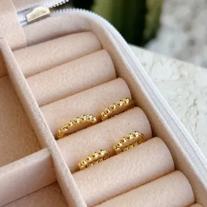 BRINCO ARGOLA DE BOLINHAS. TAMANHO G. BANHADO A OURO 18K.