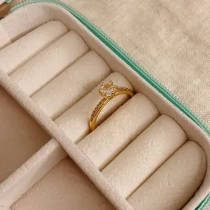 ANEL SOLITÁRIO CLÁSSICO. BANHADO A OURO 18K.