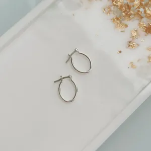 BRINCO ARGOLA OVAL COM FECHO ITALIANO. EM PRATA 925.