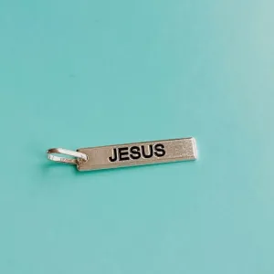 PINGENTE COM PLAQUINHA ESCRITO JESUS. EM PRATA 925.
