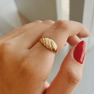 ANEL ONDULADO GROSSO. BANHADO A OURO 18K.