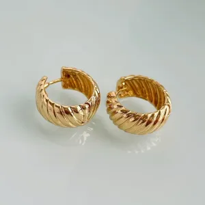 ARGOLA GROSSA TORCIDA. FECHO CLICK. BANHADA A OURO 18K.