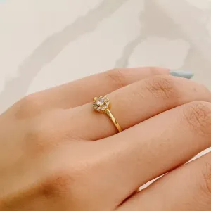 ANEL PEDRA CRISTAL COM BORDA CRAVEJADA. BANHADO A OURO 18K.