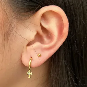 BRINCO ARGOLA COM PINGENTE DE CRUZ DETALHADA BANHADA A OURO 18K.
