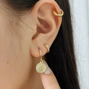 ARGOLA COM PINGENTE DE MEDALHA DE SÃO BENTO. BANHADA A OURO 18K.