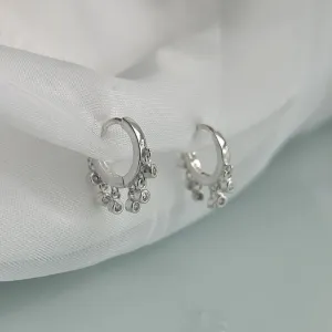 BRINCO ARGOLA COM PINGENTES DE ZIRCÔNIAS. EM PRATA 925.