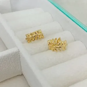 BRINCO ARGOLA FOLHINHAS. TAMANHO P. BANHADA A OURO 18K.