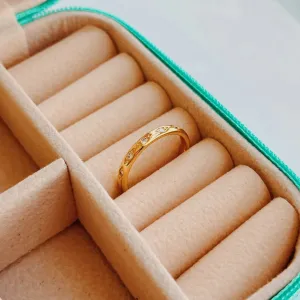 ANEL ALIANÇA 5 PONTOS DE LUZ. BANHADO A OURO 18K.