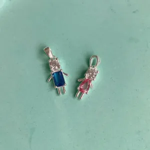 PINGENTE MENINA COM PEDRA ROSA. EM PRATA 925.
