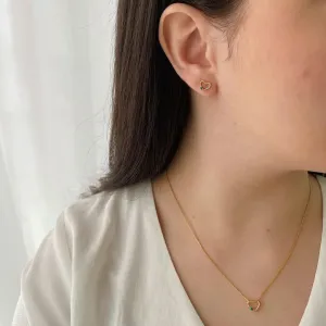 CONJUNTO CORAÇÃO COM PONTO DE LUZ ESMERALDA. 45CM DE COMPRIMENTO. BANHADO A OURO 18K.