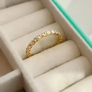 ANEL ALIANÇA CRAVEJADA. BANHADO A OURO 18K.