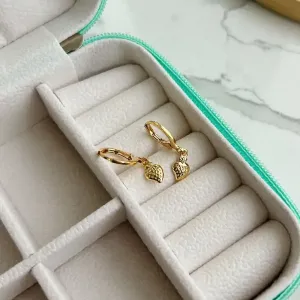 BRINCO ARGOLA COM PINGENTE DE MORANGO. BANHADA A OURO 18K.
