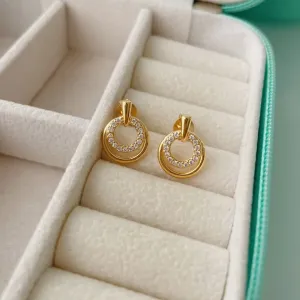 BRINCO 2 CÍRCULOS COM 1 CRAVEJADO. BANHADO A OURO 18K.
