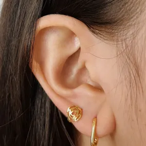 BRINCO ARGOLA FLOR. TAMANHO P. BANHADO A OURO 18K.