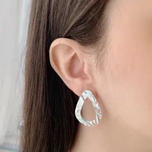 BRINCO GOTA VAZADA MARTELADA. EM PRATA 925.