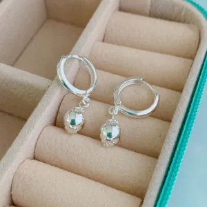 BRINCO ARGOLA COM PINGENTE DE BOLINHA. EM PRATA 925.