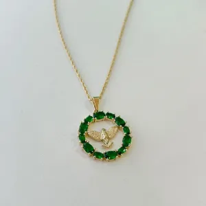 COLAR ESPÍRITO SANTO COM PEDRA VERDE ESMERALDA. 45CM DE COMPRIMENTO E 5CM DE REGULAGEM. BANHADO A OURO 18K.