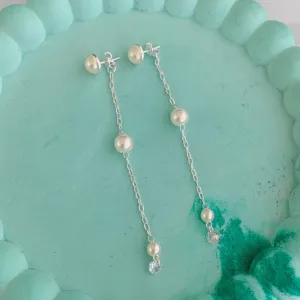 BRINCO CORRENTE COM 3 PÉROLAS. 7,5CM DE COMPRIMENTO. EM PRATA 925.